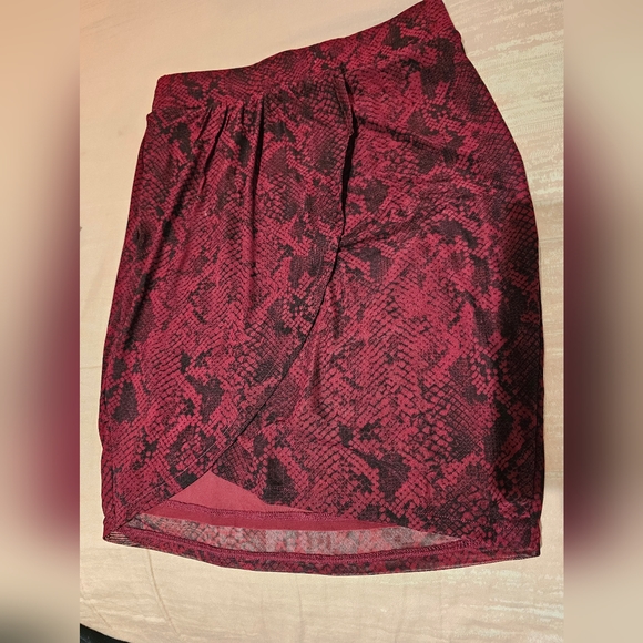 Guess Snake Skin Red Burgundy Shirt and Skirt Set - Picture 4 of 8